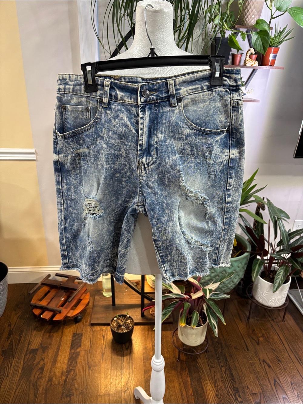 Aeropostale Men's Distressed Acid-Wash Denim Shorts size 30